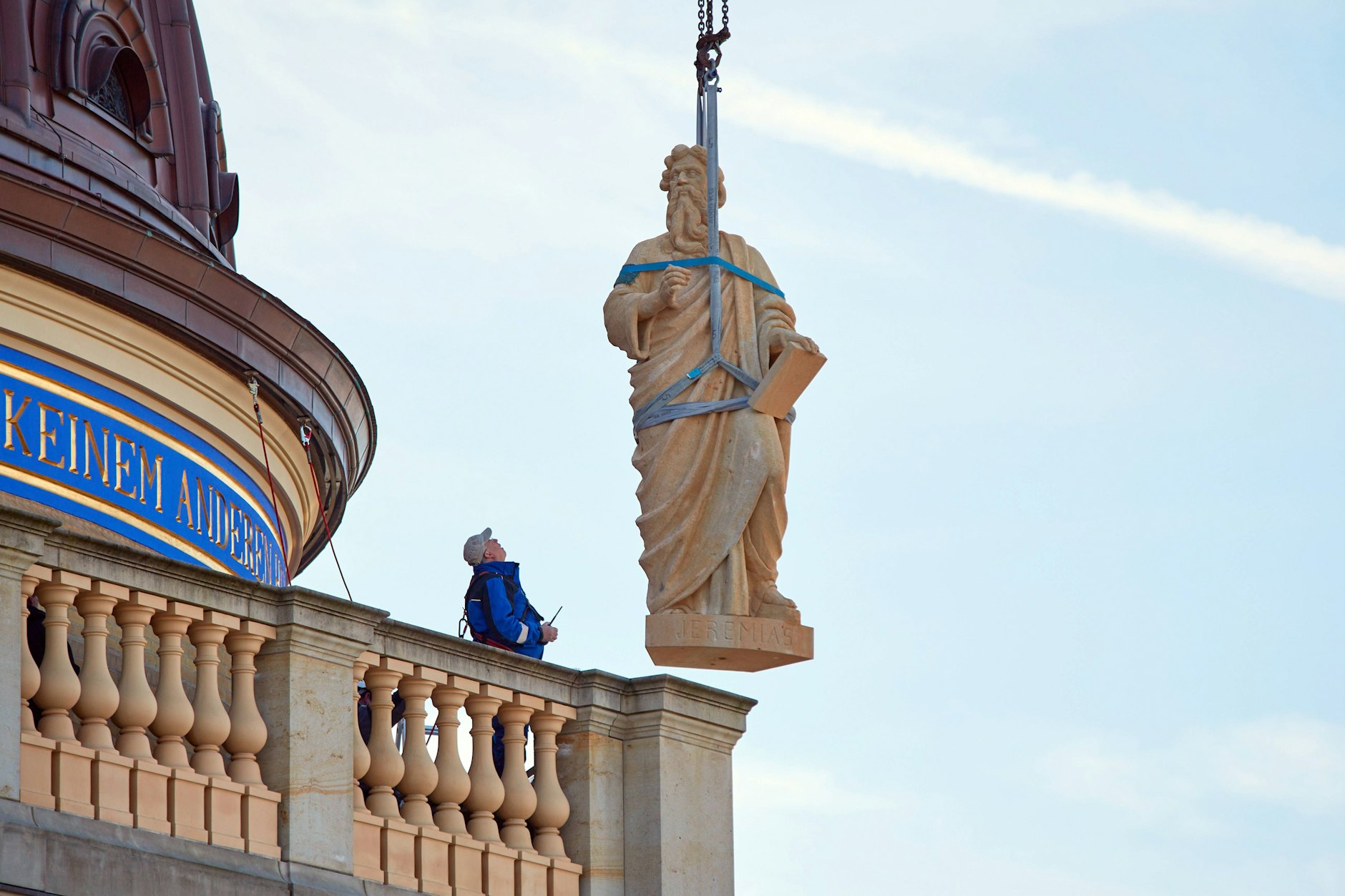 Auf dem Dach des Berliner Humboldt Forums stehen seit Dienstag weitere Balustraden-Skulpturen. Die religiösen Figuren werden acht biblischen Propheten darstellen.&nbsp;