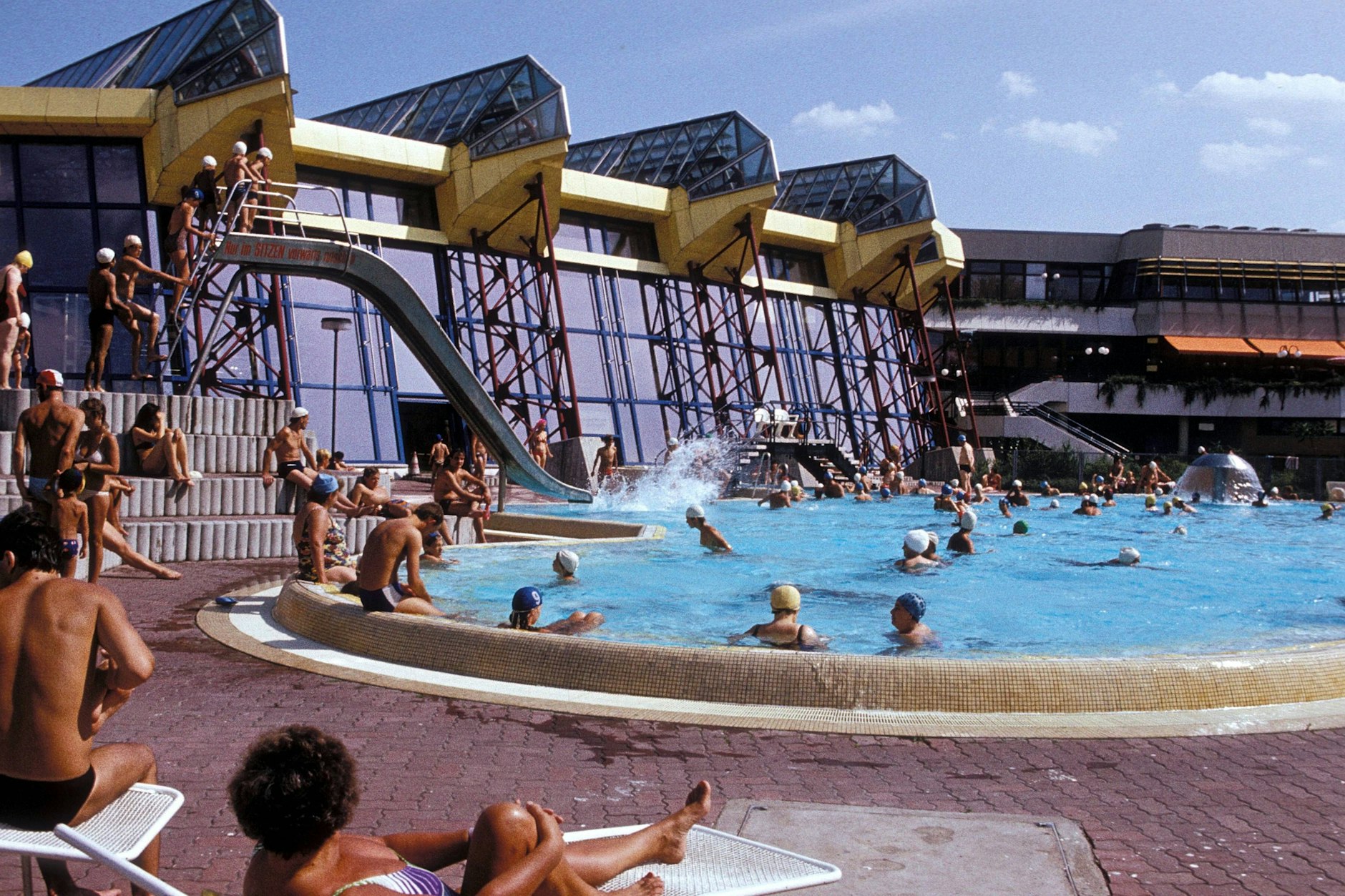 Das Sport- und Erholungszentrum (SEZ) im Jahr 1988. Kann man das SEZ wirklich noch retten?