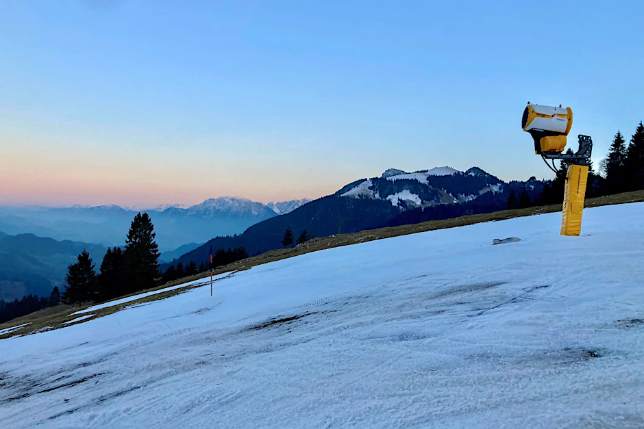ARCHIV - Eine Schneekanone steht auf knapp 1100 Meter Höhe am Sudelfeld: In den Bergen fehlt es an Schnee, selbst für künstliche Beschneiung ist es oft zu warm.  