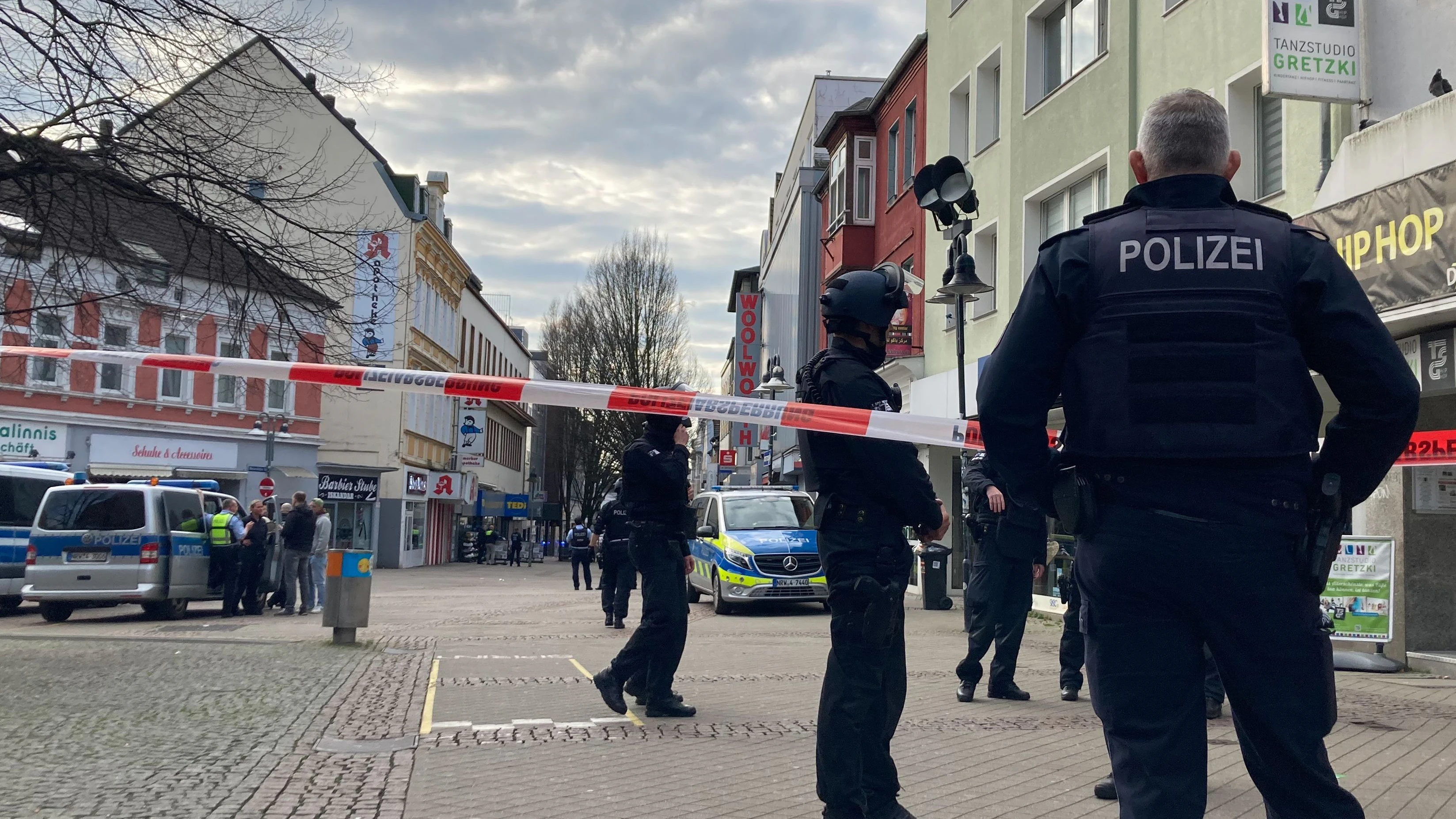 Einsatzkräfte der Polizei stehen in der Innenstadt von Bochum. Es gab eine Bombendrohung in einer Sparkasse an der Oststraße im Zentrum des Stadtbezirks Wattenscheid.&nbsp;