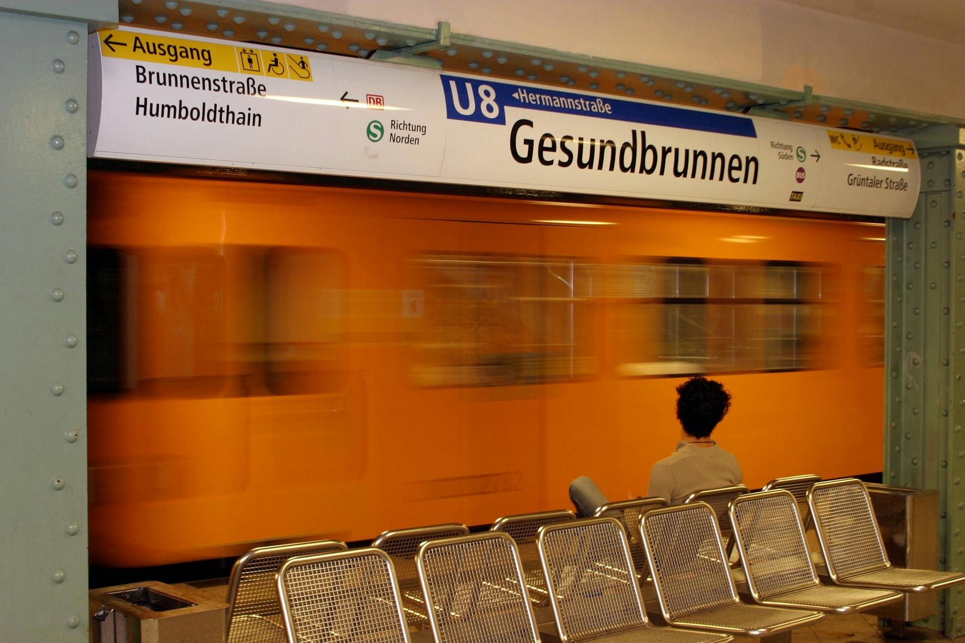Ein Fahrgast attackierte am U-Bahnhof Gesundbrunnen eine Kontrolleurin.