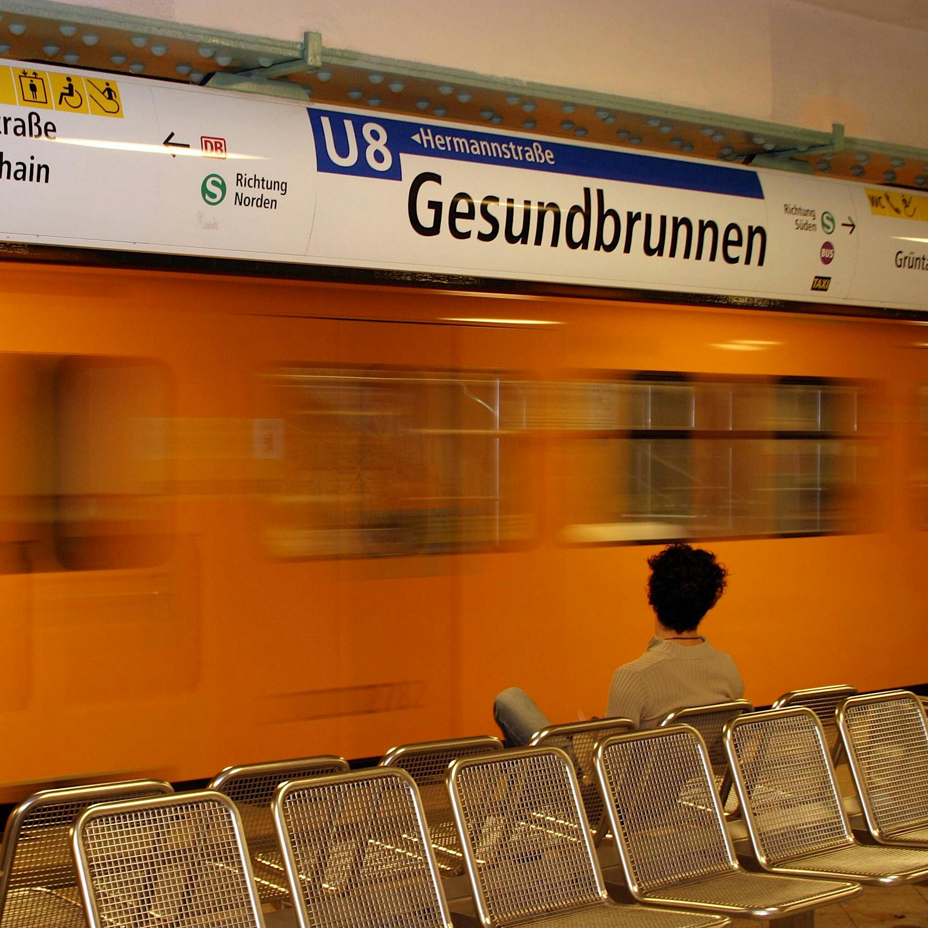 Gesundbrunnen: Mann beißt Fahrscheinkontrolleurin in den Arm