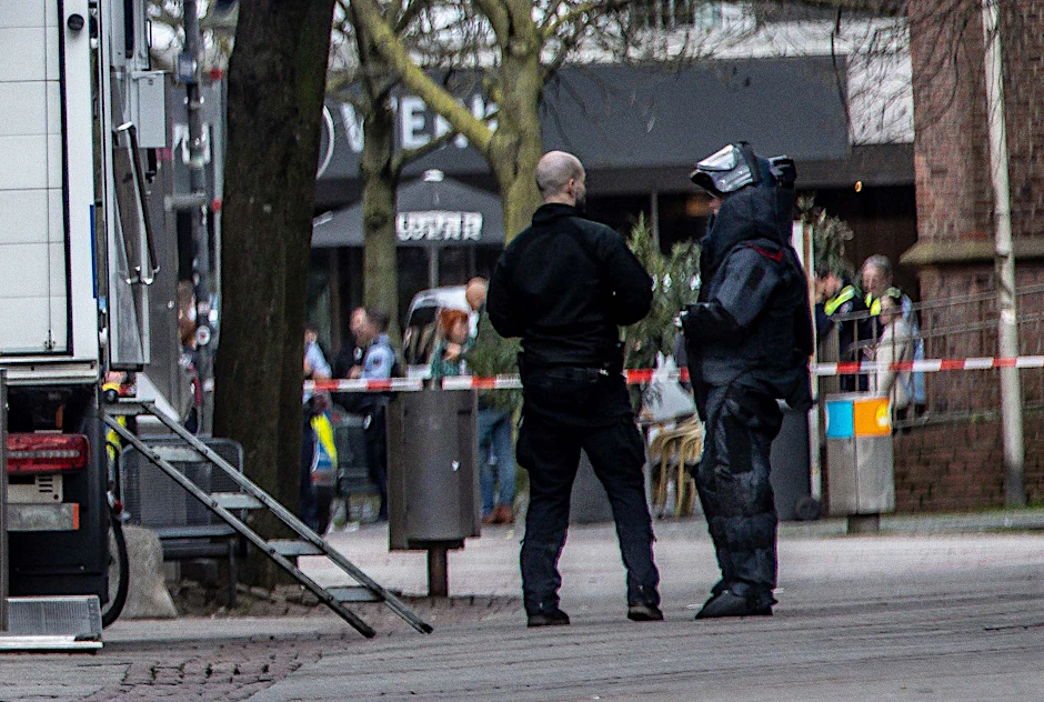Einsatzkräfte stehen in einem abgesperrten Bereich in der Innenstadt von Bochum. Es gab eine Bombendrohung in einer Sparkasse.&nbsp;