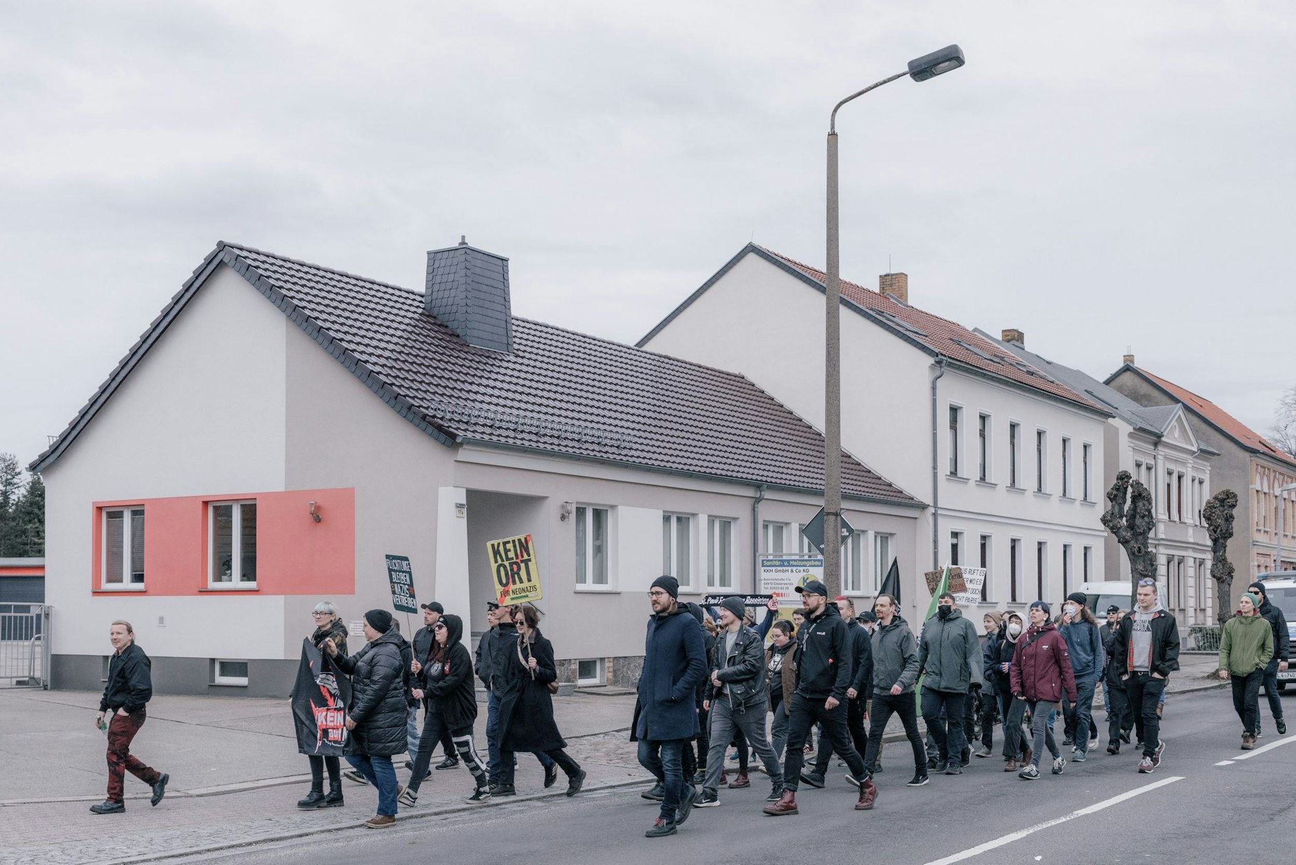 In Elsterwerda, Landkreis Elbe-Elster, demonstrieren Menschen gegen rechts.