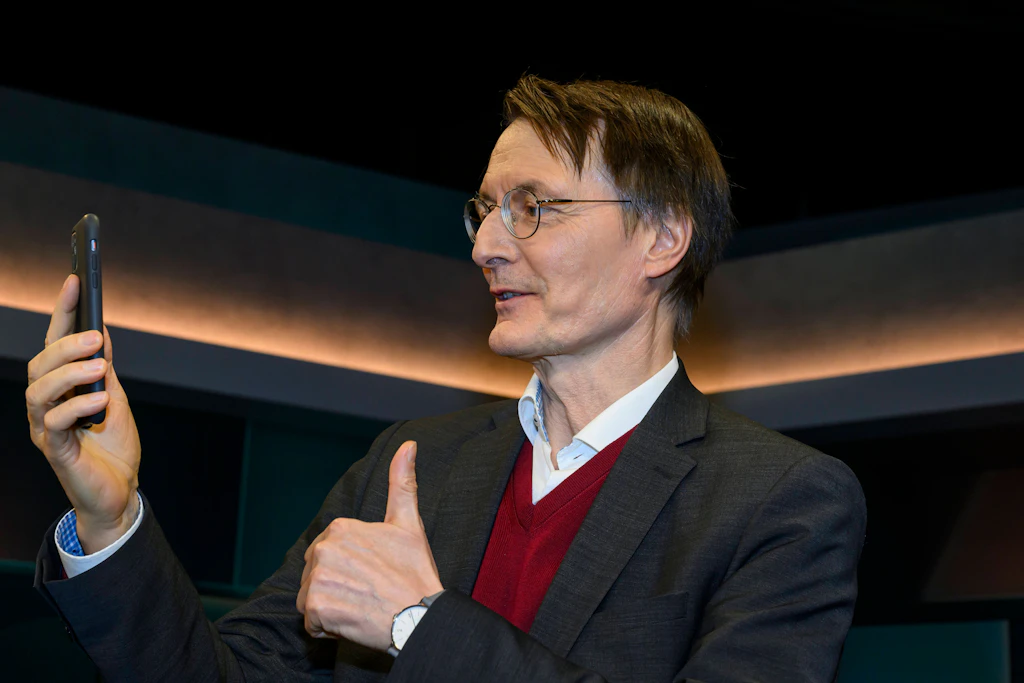 Karl Lauterbach postet erstes TikTok-Video: „Nee komm, wir machen hier weiter“