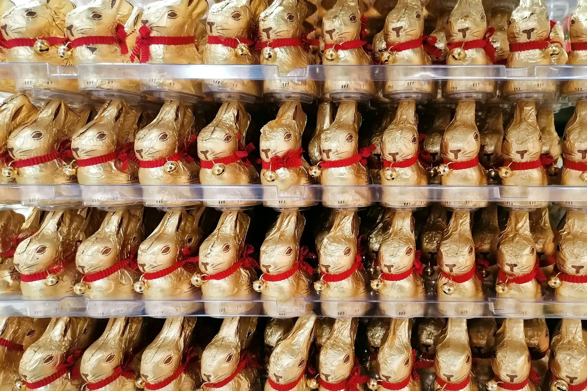 Teure Schoko-Osterhasen sorgen für lange Gesichter im Supermarkt.