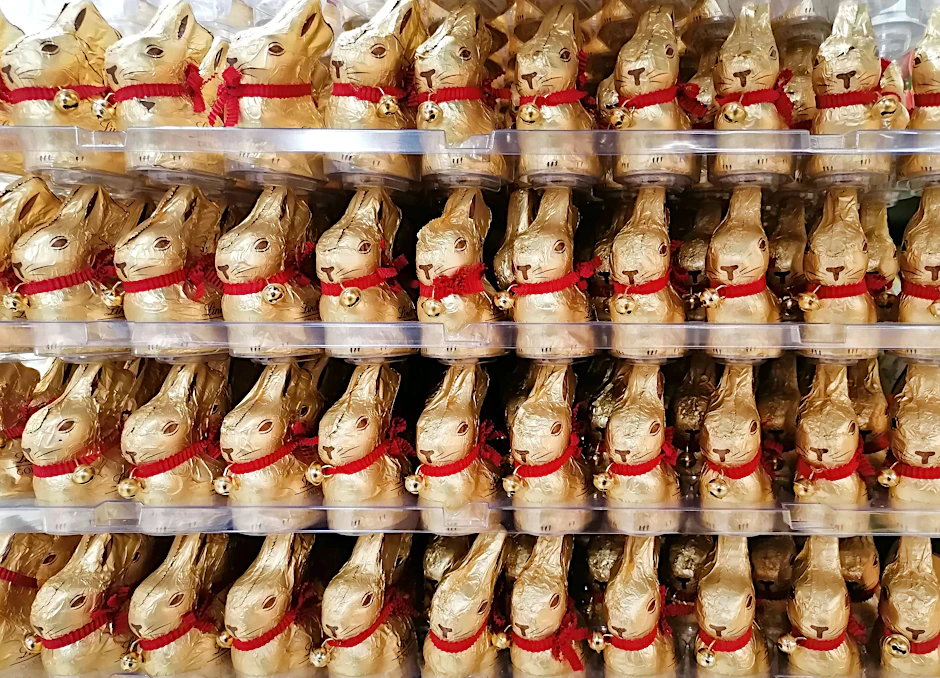 Teure Schoko-Osterhasen sorgen für lange Gesichter im Supermarkt.