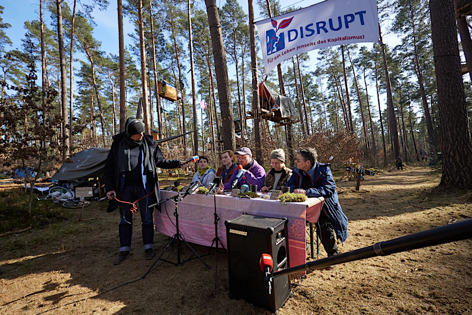 Pressekonferenz im Wald: im Protestcamp bei Grünheide unter den Baumhäusern