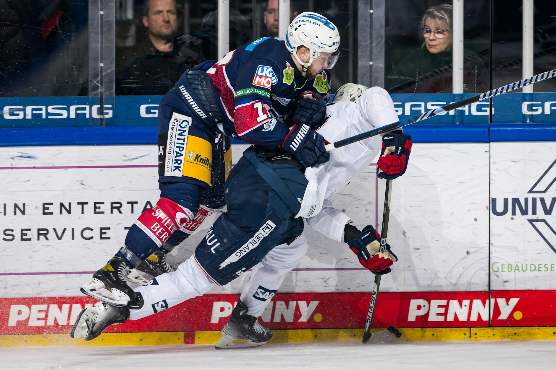 Voller Einsatz wie hier von Eric Mik (l.) gegen Mannheims Tyler Gaudet ist in nicht nur in Viertelfinale Nr. 2 erste Eisbären-Pflicht.