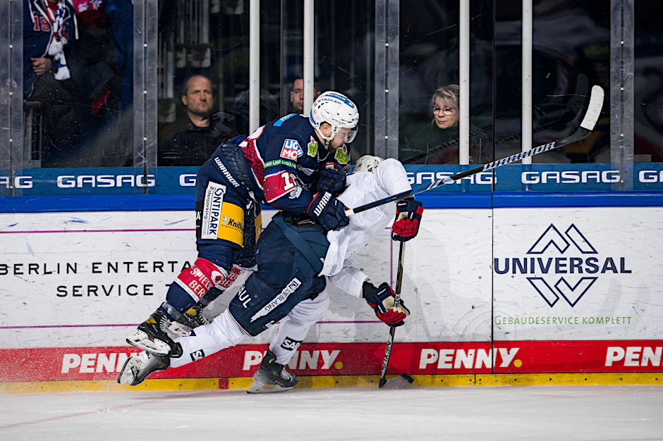 Voller Einsatz wie hier von Eric Mik (l.) gegen Mannheims Tyler Gaudet ist in nicht nur in Viertelfinale Nr. 2 erste Eisbären-Pflicht.