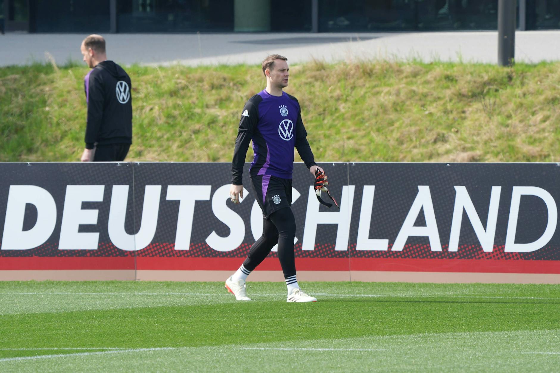 Torwart Manuel Neuer wurde am Mittwoch erst zur Nummer 1 für die Fußball-EM im deutschen Tor erklärt, musste aber dann überraschend abreisen.