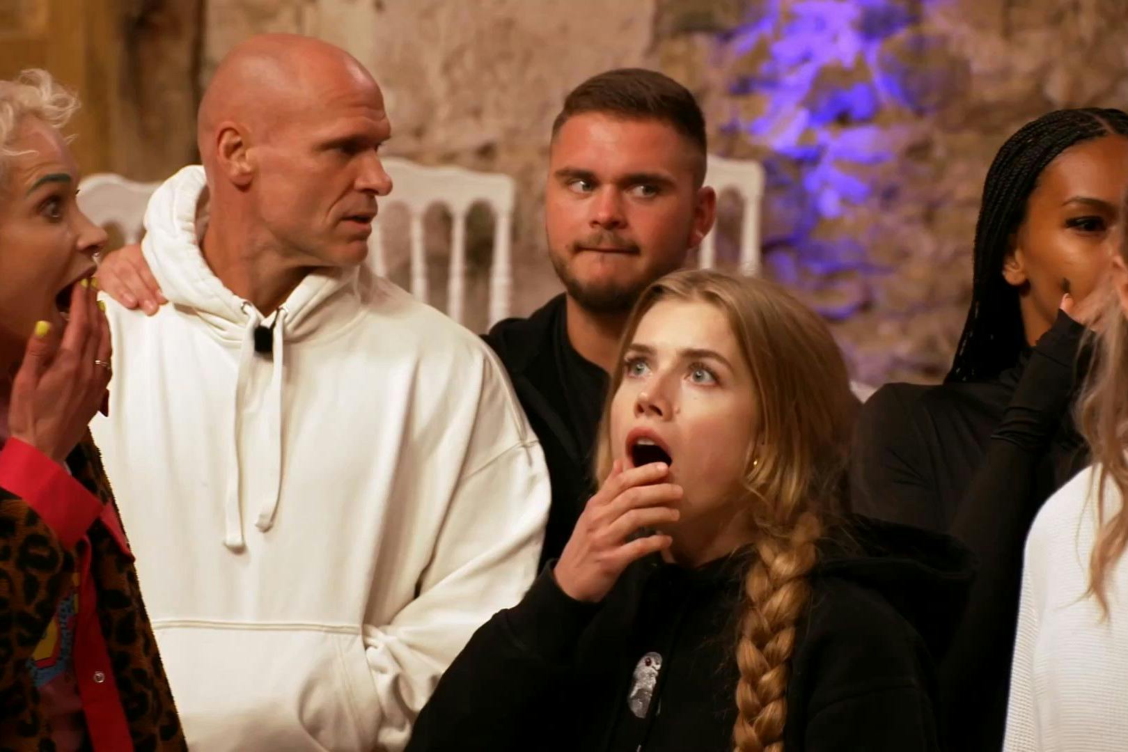 Die Kandidaten von „The 50“ sind schockiert, als es plötzlich zu einem Gewaltvorfall zwischen zwei Promis kommt.