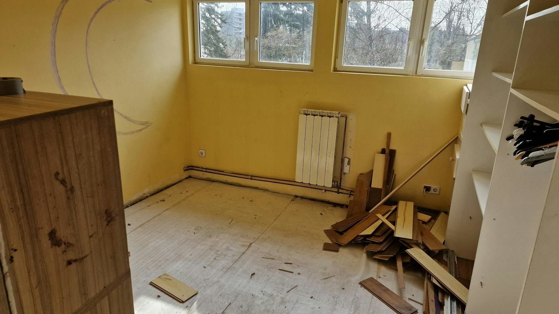 In einem Nebenraum der Clan-Villa sieht es wie in einer verwüsteten Abstellkammer aus.