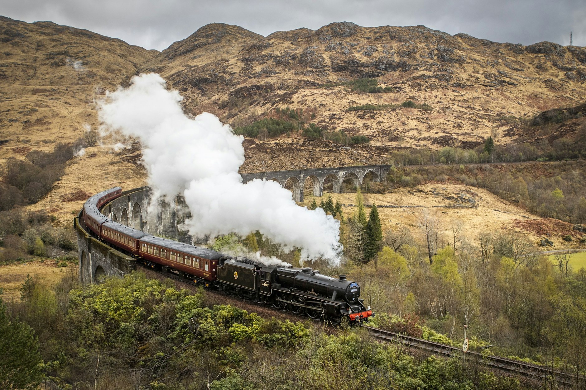 Der schottische Jacobite Express überquert 2021 das Glenfinnan-Viadukt von Fort William nach Mallaig. Der „Harry Potter“-Zug fährt derzeit nicht.