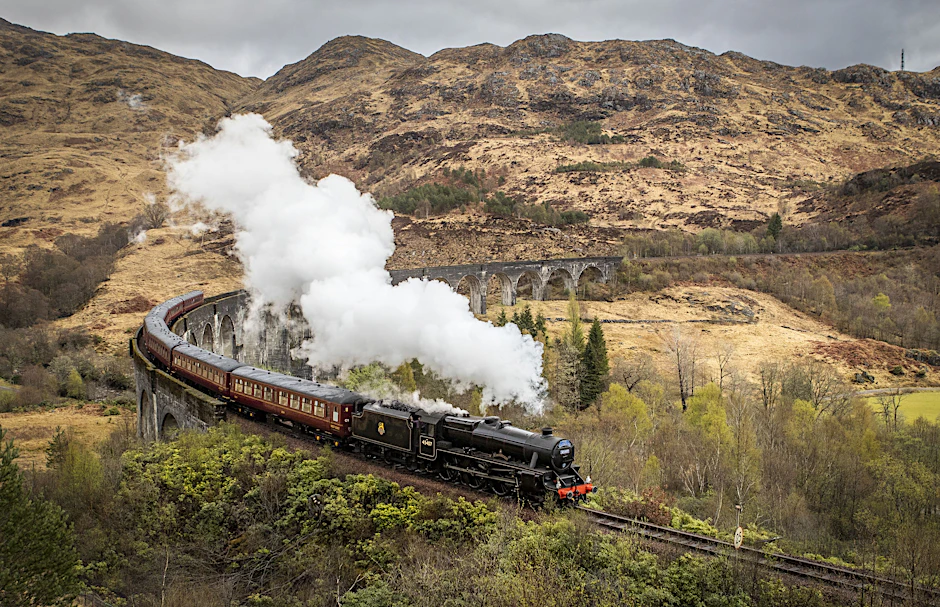 Der schottische Jacobite Express überquert 2021 das Glenfinnan-Viadukt von Fort William nach Mallaig. Der „Harry Potter“-Zug&nbsp;fährt derzeit nicht.