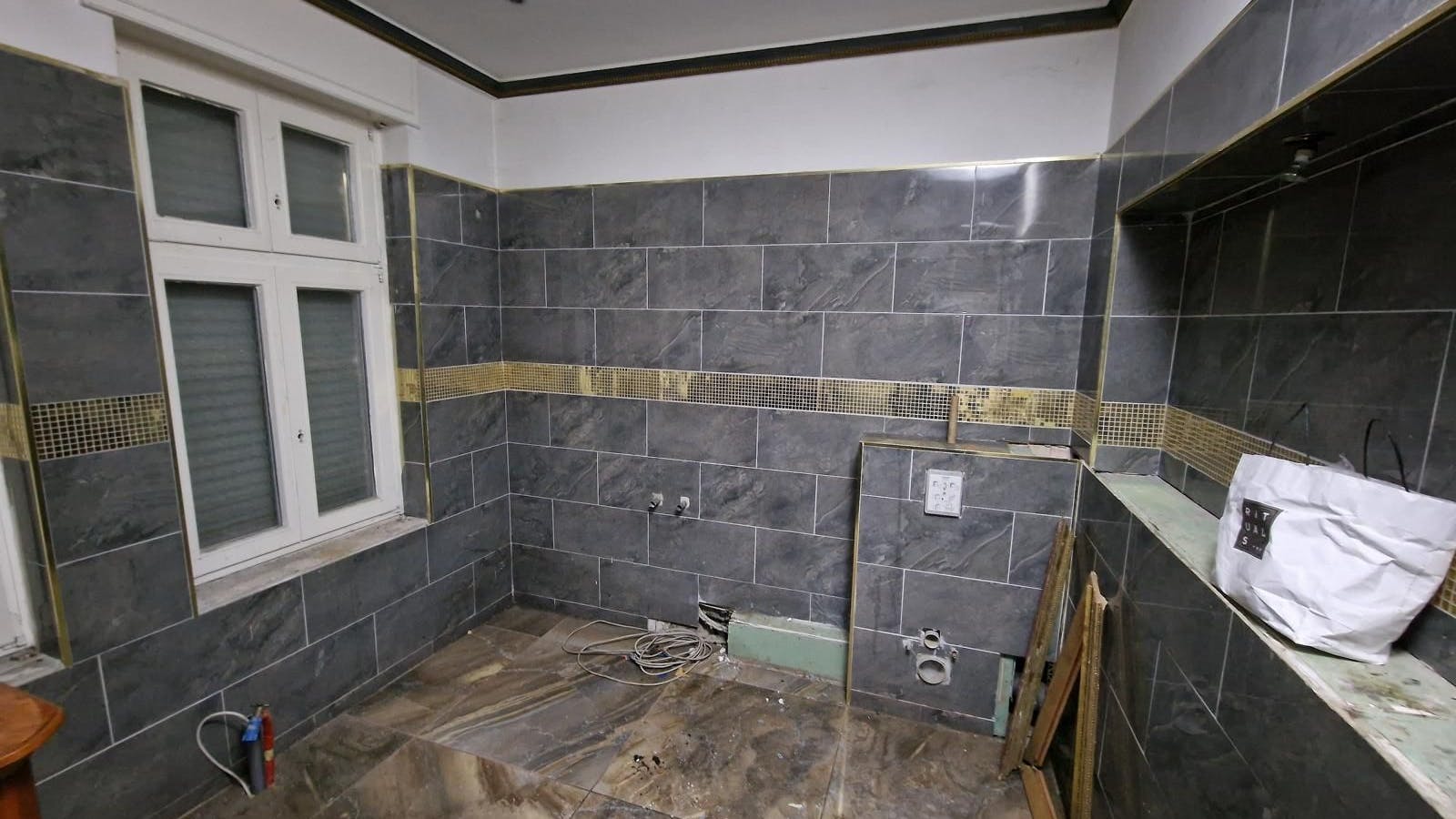 Blick in ein Badezimmer der Clan-Villa: Das Klo ist raus.