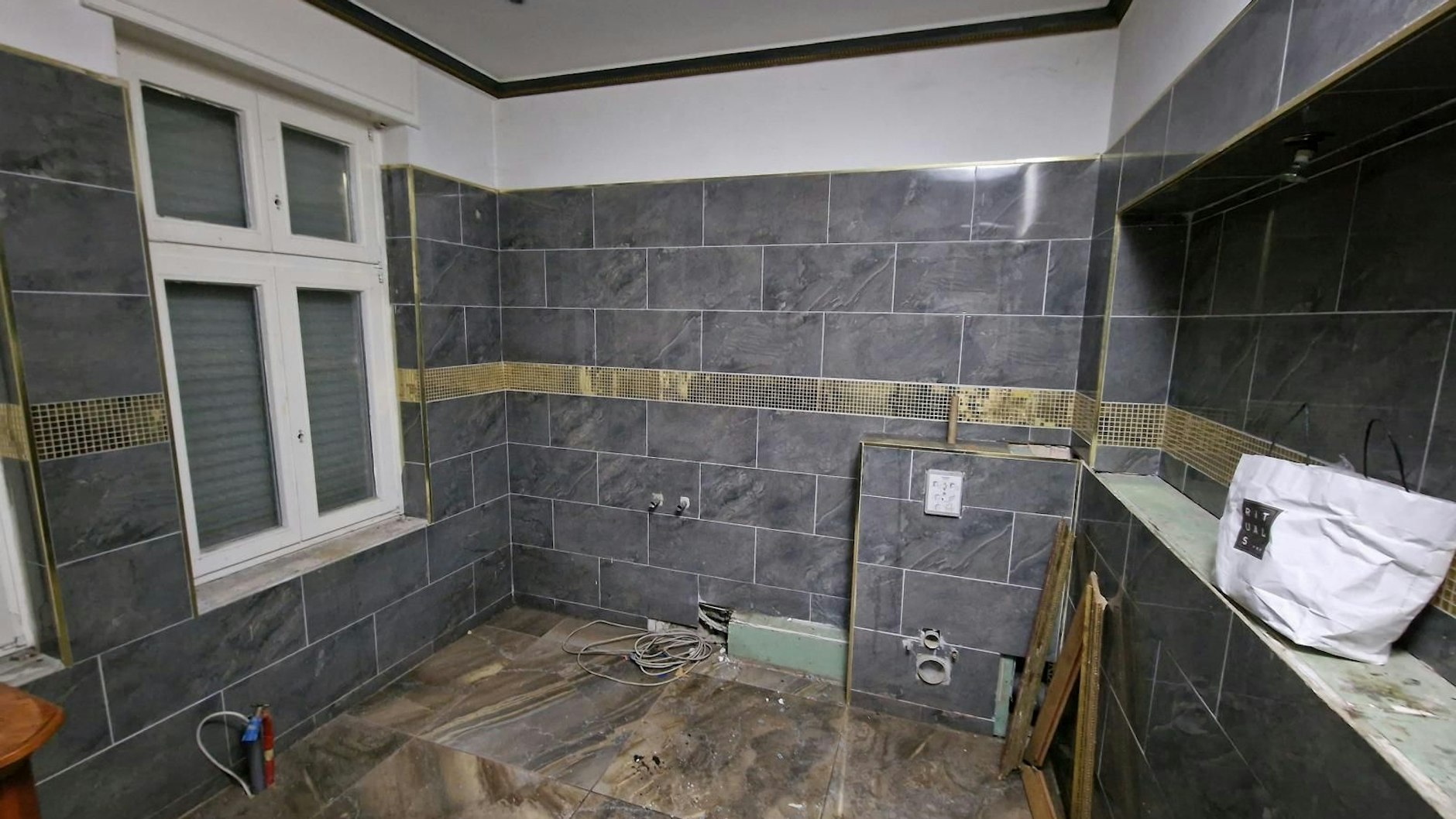 Blick in ein Badezimmer der Clan-Villa: Das Klo ist raus.