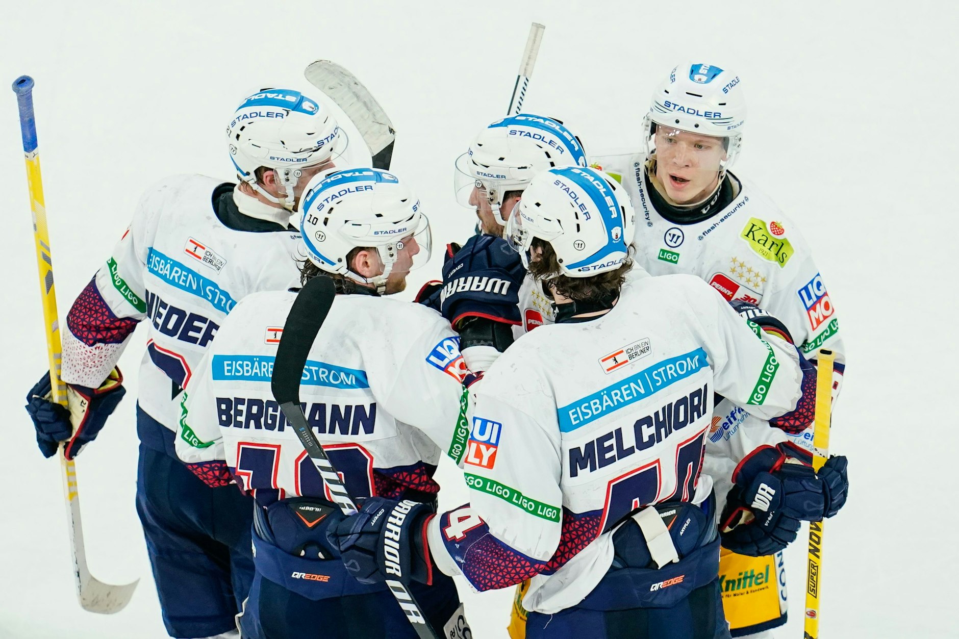 DEL: Adler Mannheim - Eisbären Berlin, Meisterschaftsrunde, Viertelfinale, 2. Spieltag. Berlins Torschütze Tobias Eder (M) jubelt mit Mannschaftskollegen über das Tor zum 2:4.&nbsp;