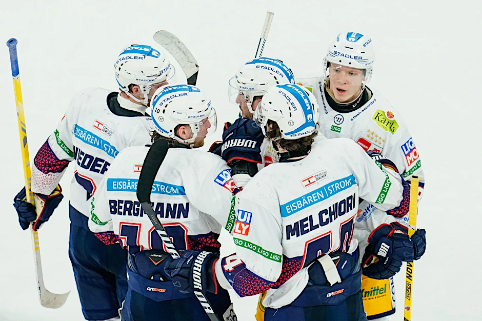 DEL: Adler Mannheim - Eisbären Berlin, Meisterschaftsrunde, Viertelfinale, 2. Spieltag. Berlins Torschütze Tobias Eder (M) jubelt mit Mannschaftskollegen über das Tor zum 2:4.&nbsp;