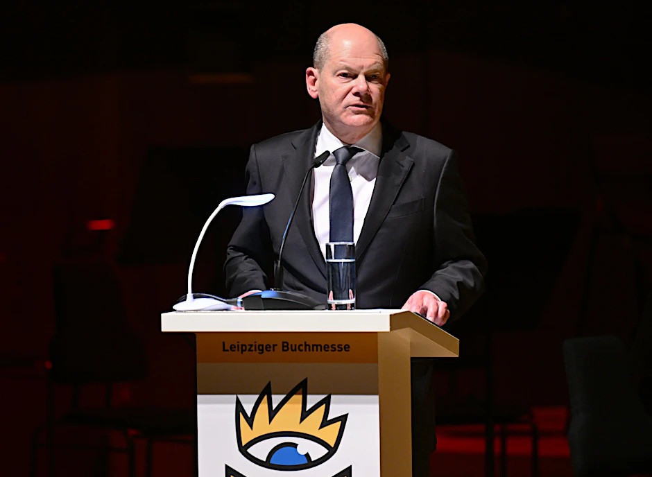 Bundeskanzler Olaf Scholz (SPD) redet bei der offiziellen Veranstaltung zur Eröffnung der Leipziger Buchmesse. Demonstranten im Gewandhaus unterbrachen ihn mehrfach. Was sie riefen, blieb weitgehend unverständlich.&nbsp;&nbsp;