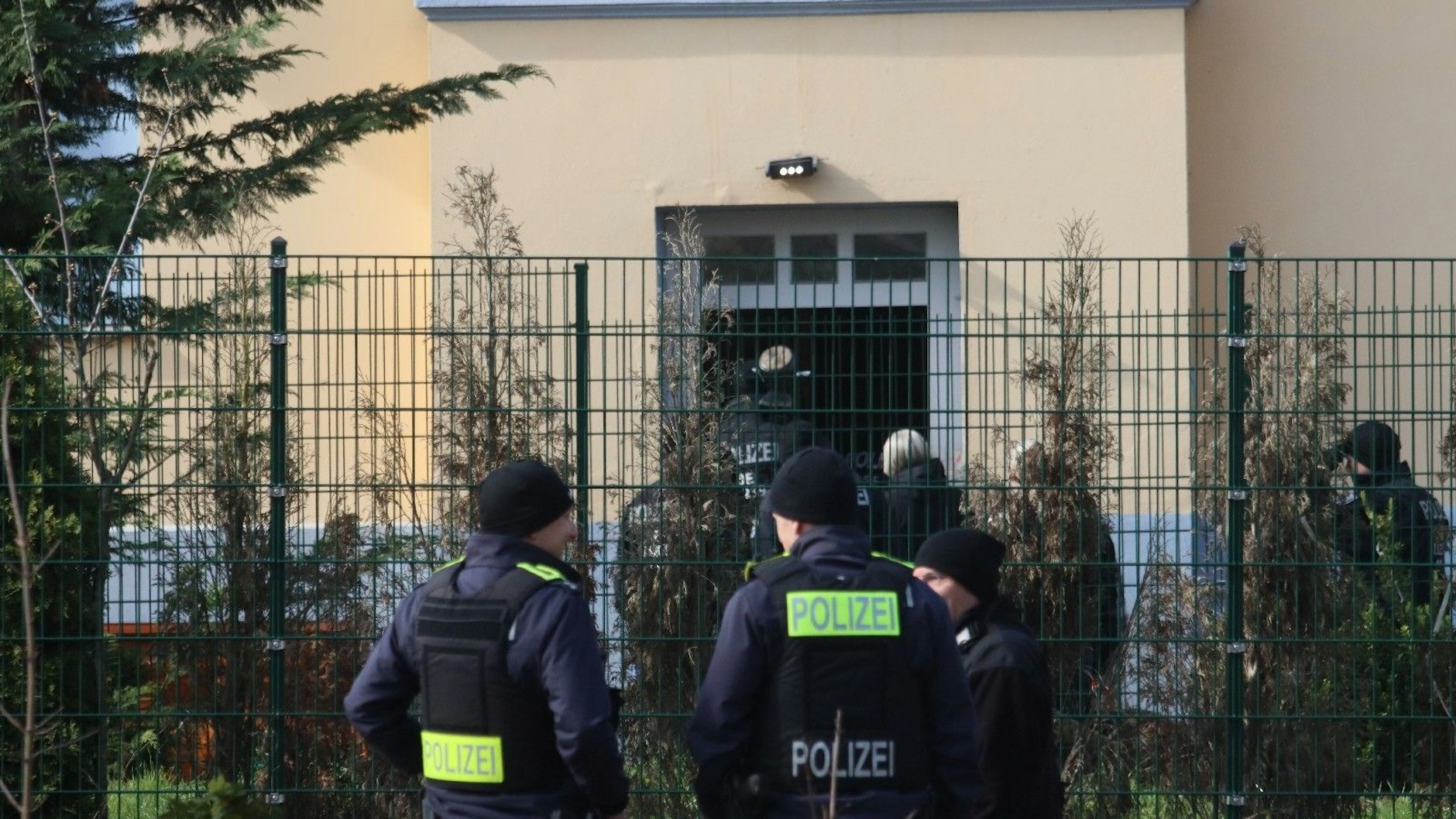 Die Gerichtsvollzieherin betritt mit Polizisten und Vertretern des Bezirksamtes die Clan-Villa.