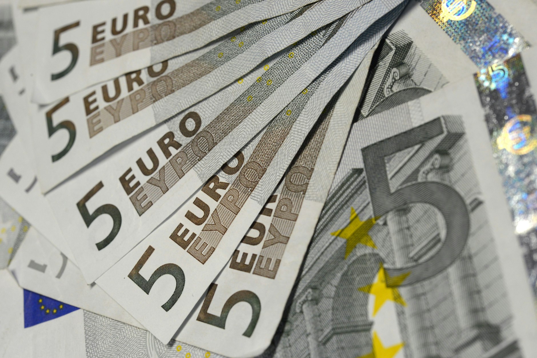 Anreize für eine Studienteilnahme: 5-Euro-Noten auf einem Tisch.