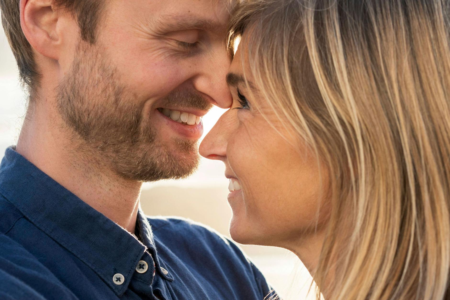 Laut Horoskop sind einige Sternzeichen im April schwer verliebt.