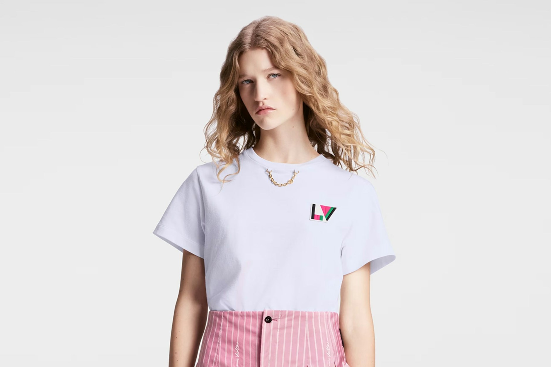 LV im Farbspektrum der Melone: Das T-Shirt, das für Gesprächsstoff sorgt, kostet 650 Euro.