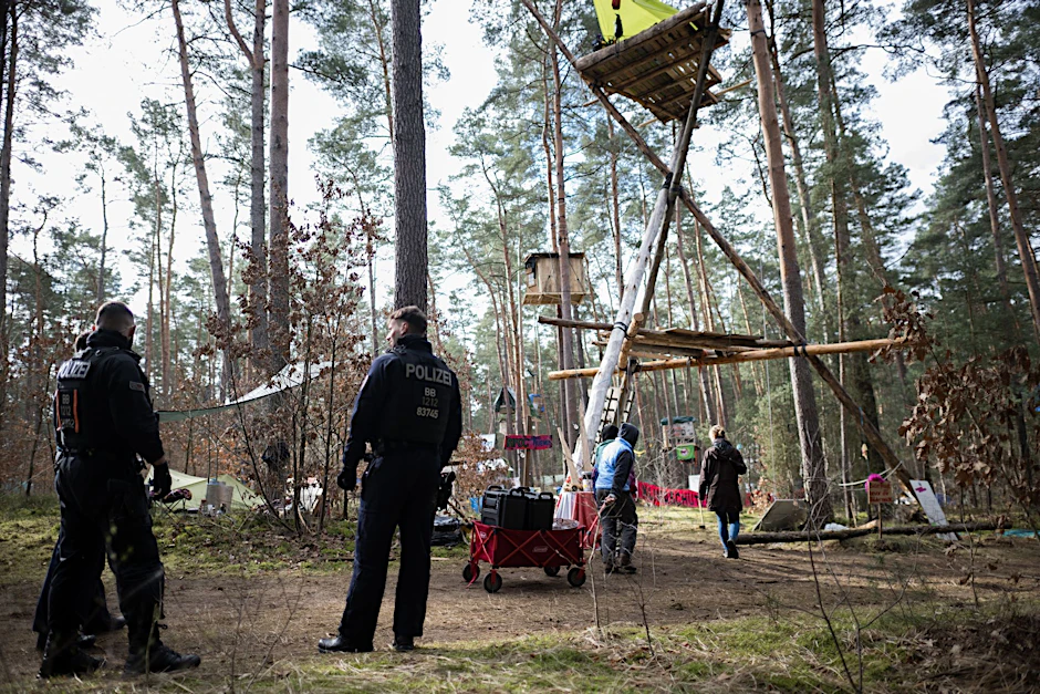 Aktivisten haben im Wald nahe der Tesla-Gigafabrik ihr Protestcamp errichtet. Dass es vorerst bleiben darf, sorgt für Zoff in der Landesregierung.