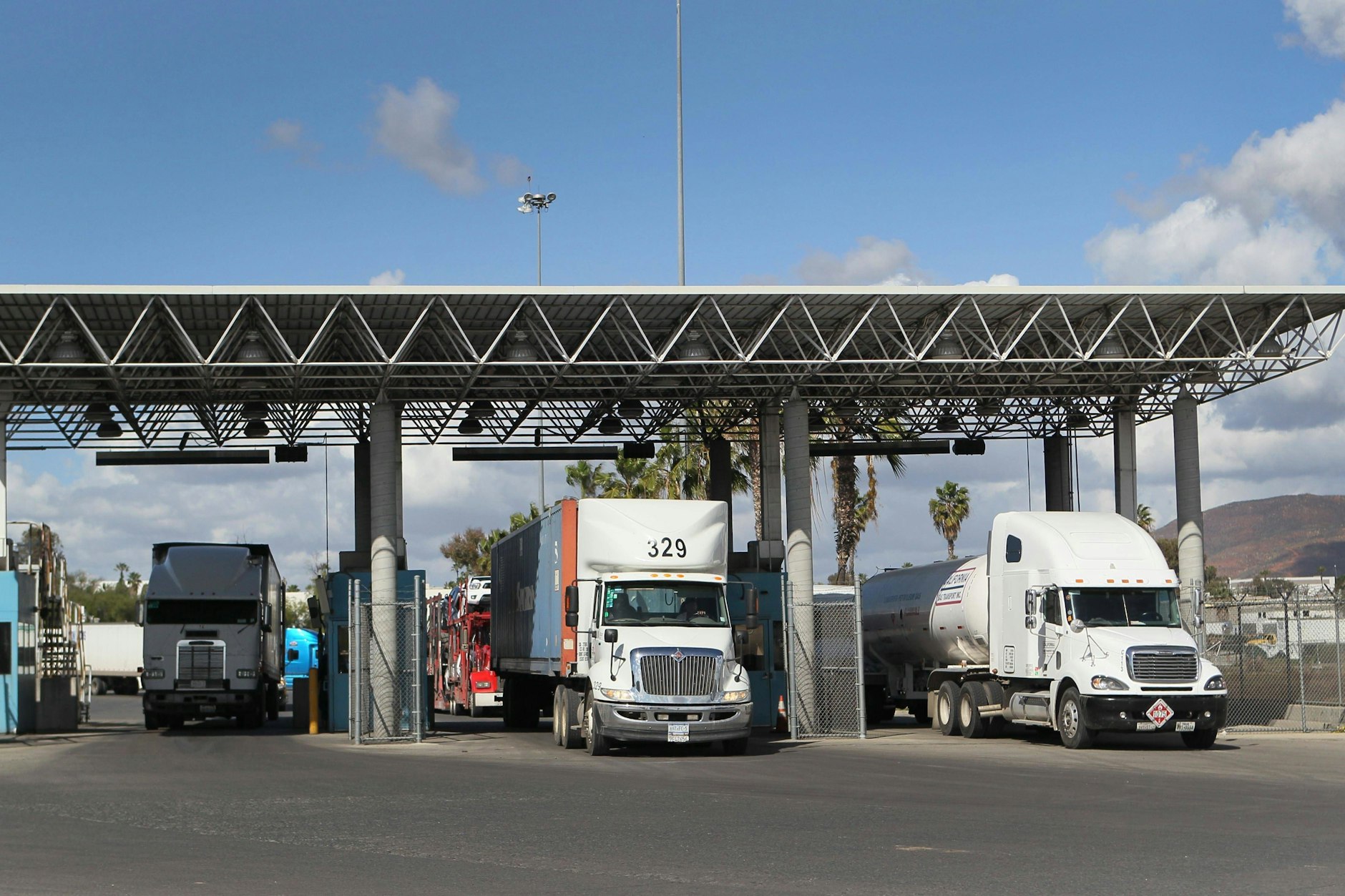 LKW an einem Grenzübergang von Mexico zu den USA.