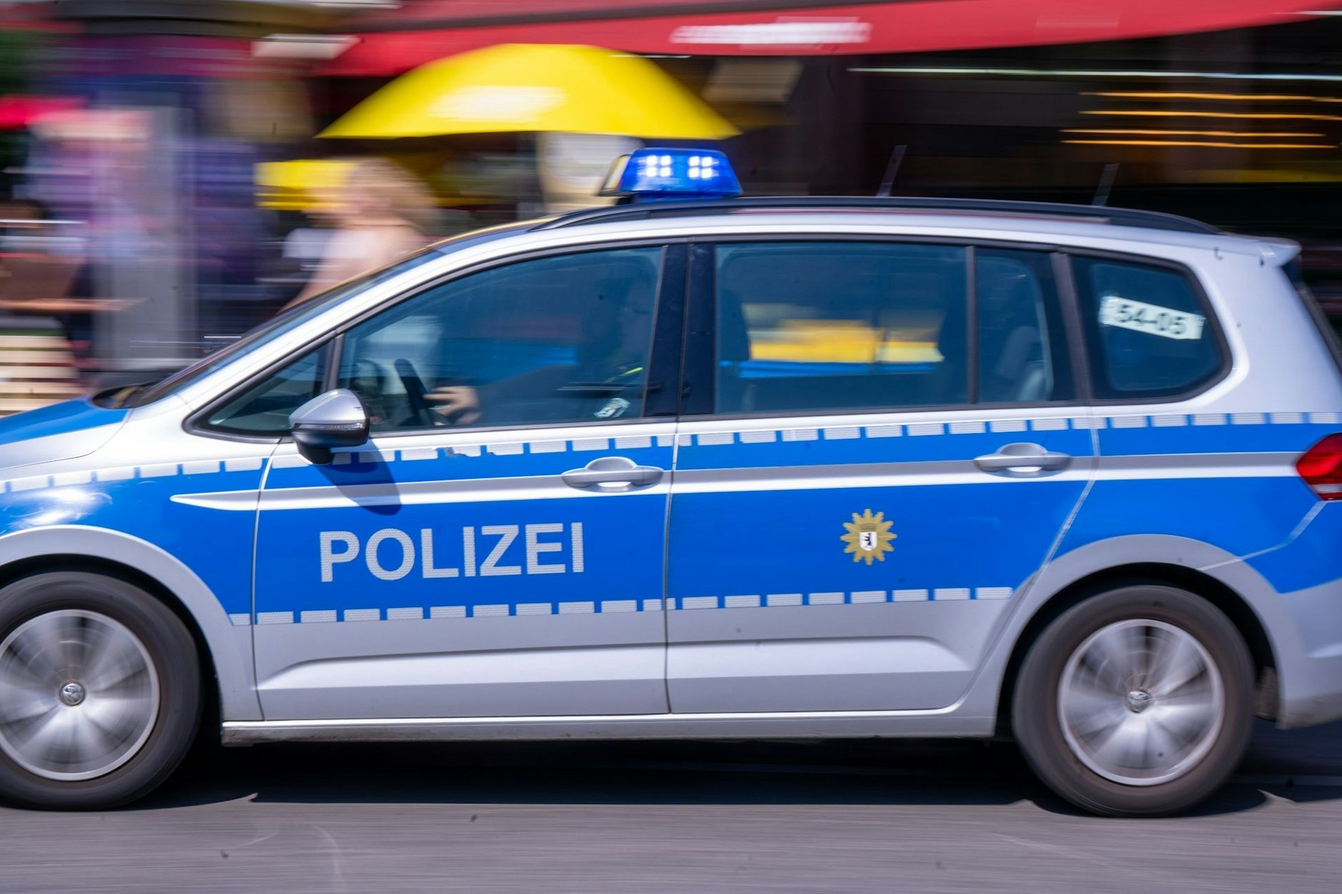 Ein Polizeiwagen fährt durch Berlin. Die Polizei durchsuchte das Fluchtauto.