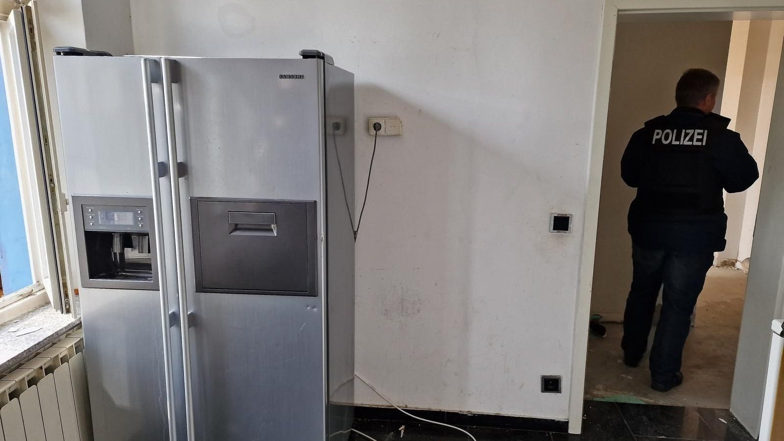 Die Clan-Villa: In einem Raum, wohl ein Küchenraum, steht noch dieser Kühlschrank mit Eis-Crusher.