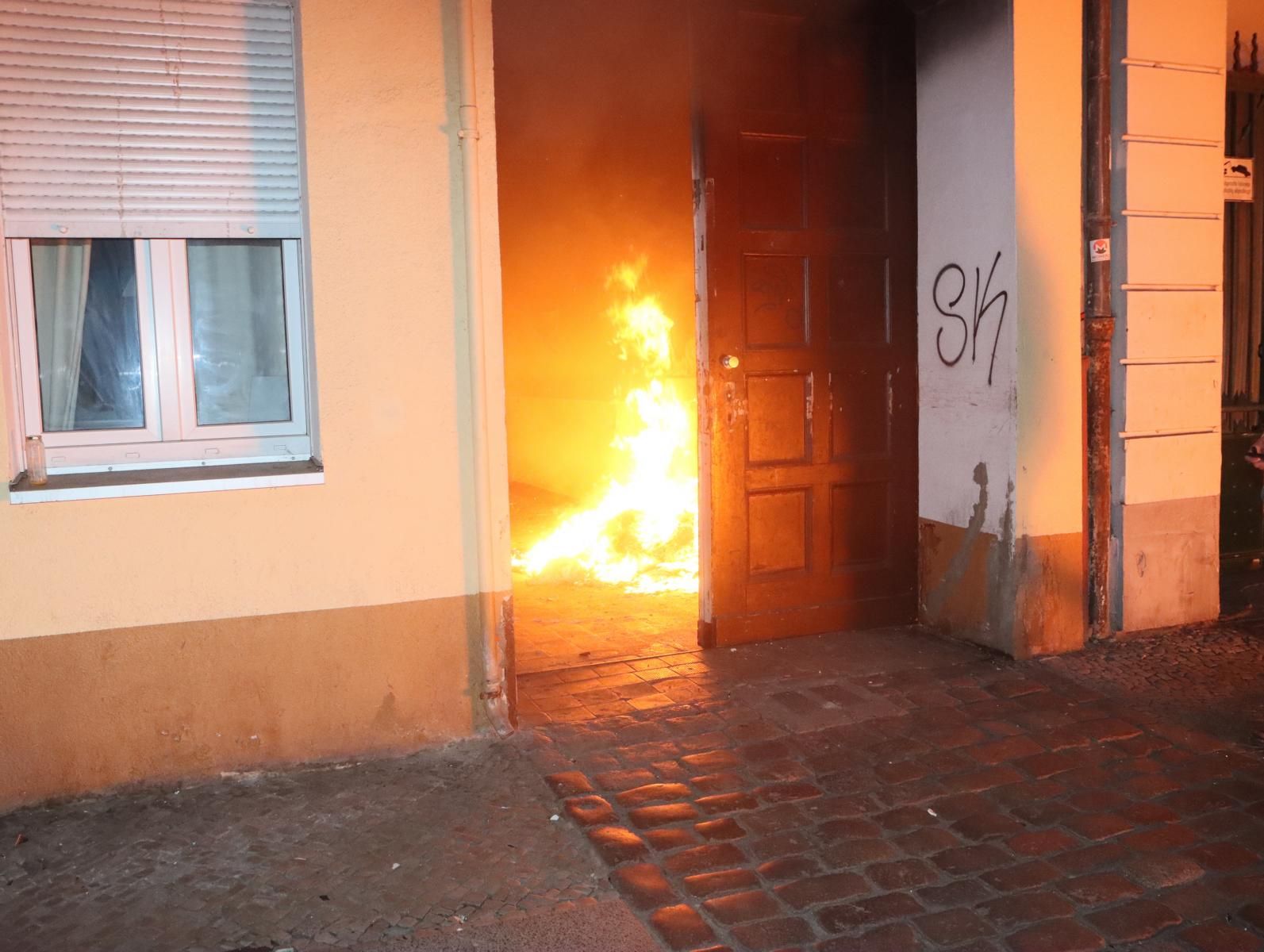 Feuer-Horror in Neukölln: Chaoten fackeln Mülltonnen und Miet-Klo ab!