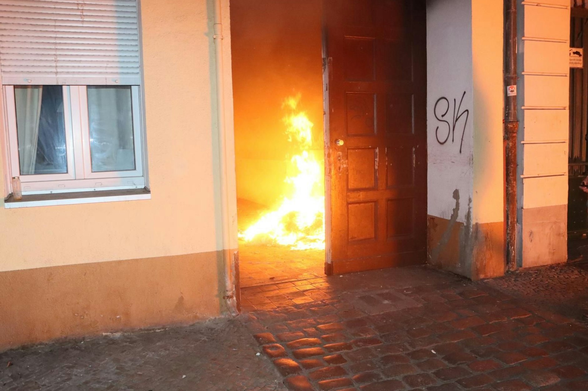 Horror im Hausflur: In Neukölln zündeten Brandstifter in der vergangenen Nacht auch Mülltonnen in einem Hausflur an.