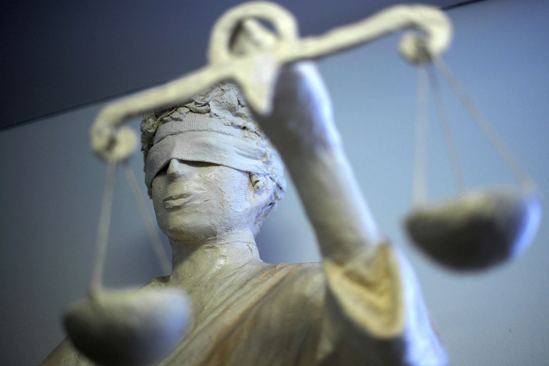 Die Statue Justitia ist in einem Amtsgericht zu sehen. Sie ist ein Symbol für Gerechtigkeit.