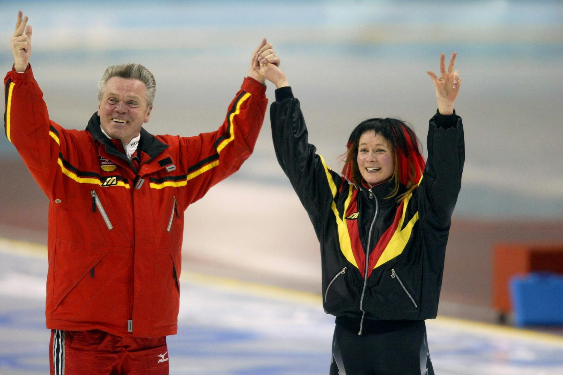 Olympiasiegerin Claudia Pechstein und ihr Trainer Joachim Franke jubeln bei den Olympischen Winterspiele 2002.