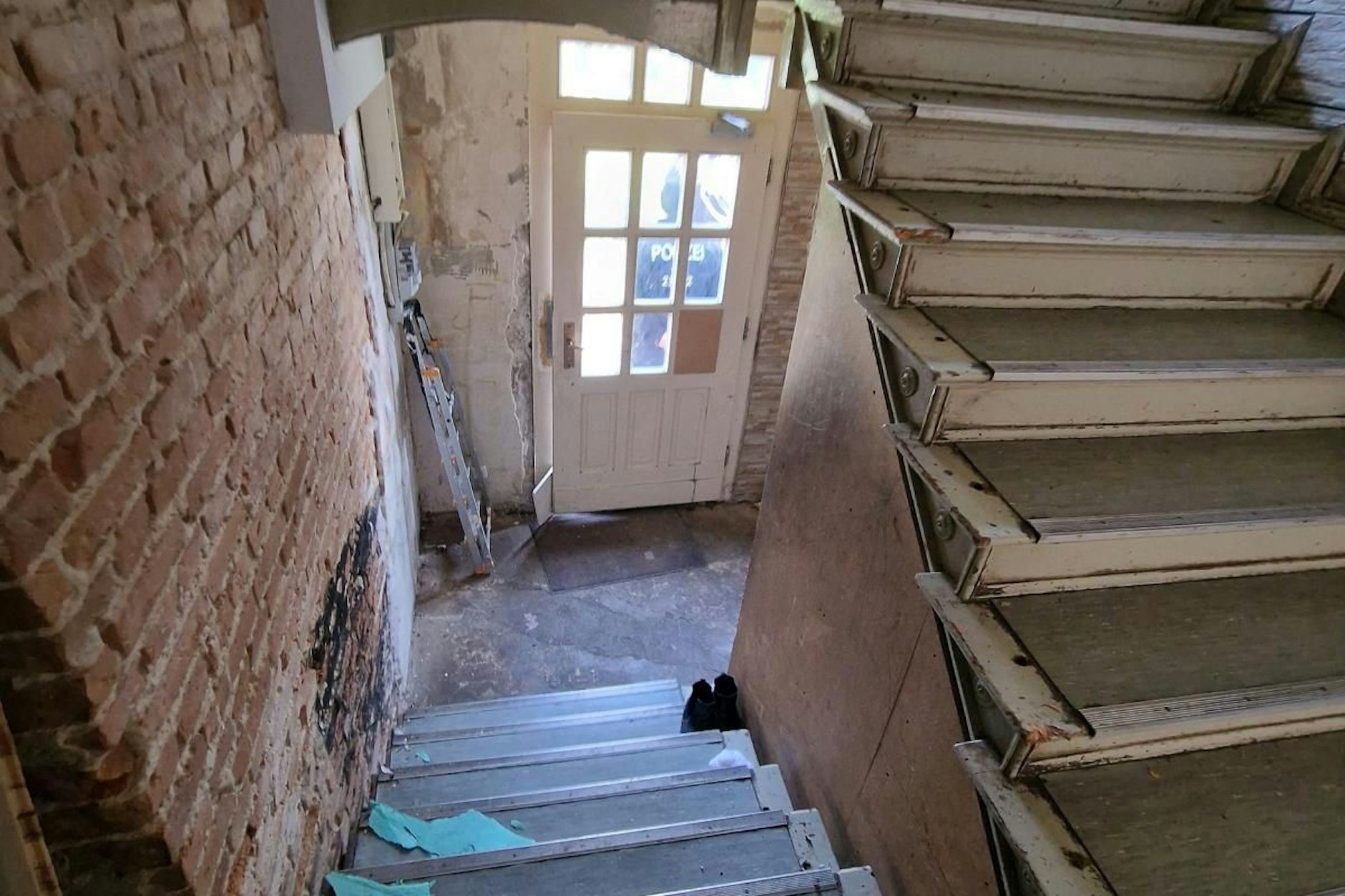 Blick in das Treppenhaus der Clan-Villa: Hier sieht es aus, als hätten Vandalen gewütet. Sogar das Treppengeländer wurde herausgerissen.