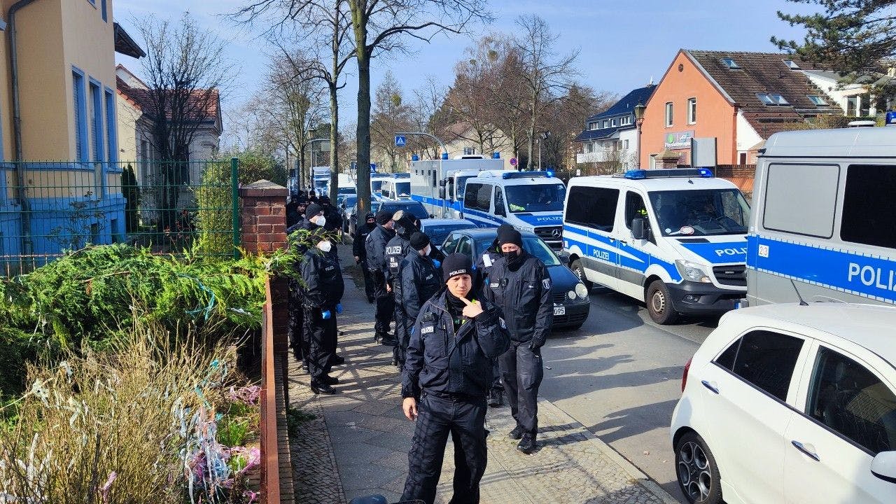 Bei der Räumung der Clan-Villa im Neuköllner Ortsteil Buckow waren insgesamt 130 Polizisten im Einsatz.