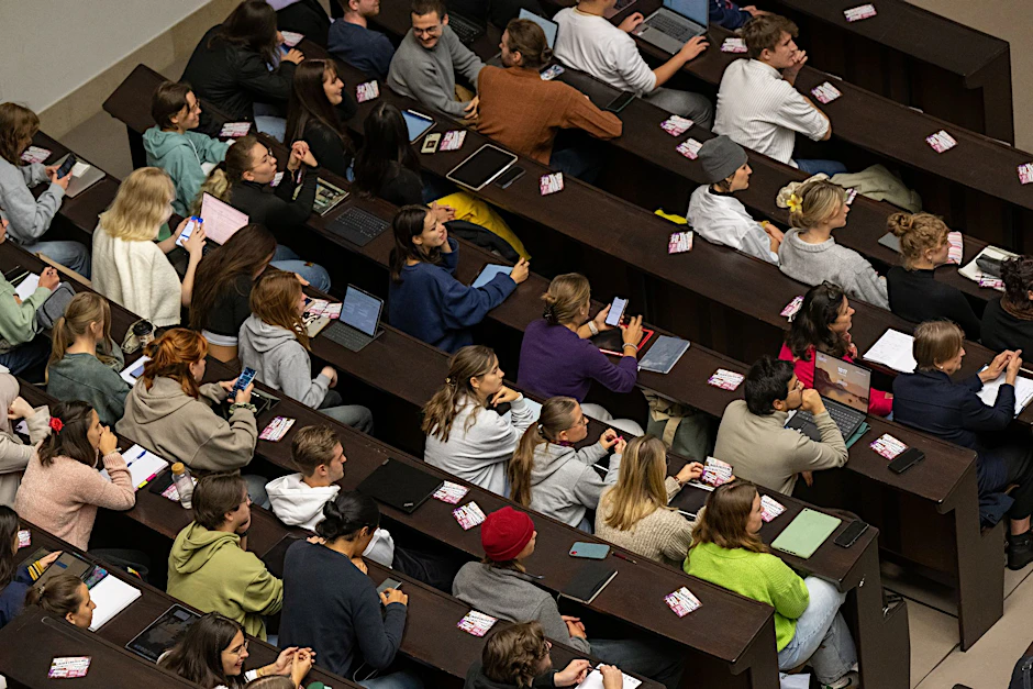 ARCHIV - Studenten nehmen an der Einführungsveranstaltung einer Universität teil.  