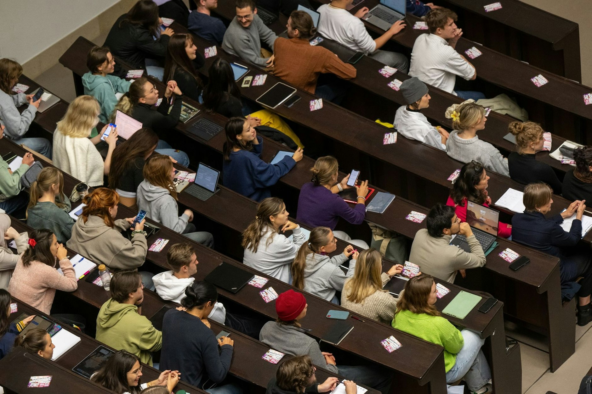 ARCHIV - Studenten nehmen an der Einführungsveranstaltung einer Universität teil.  