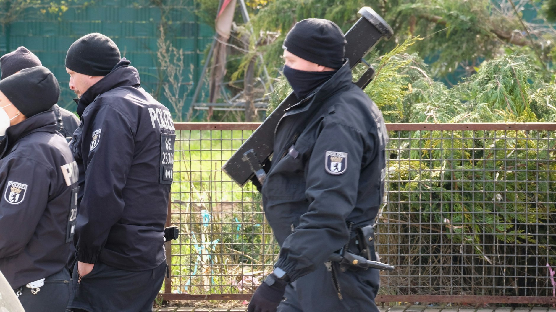 Ein Räumungstrupp mit Ramme war da, kam aber nicht zum Einsatz.