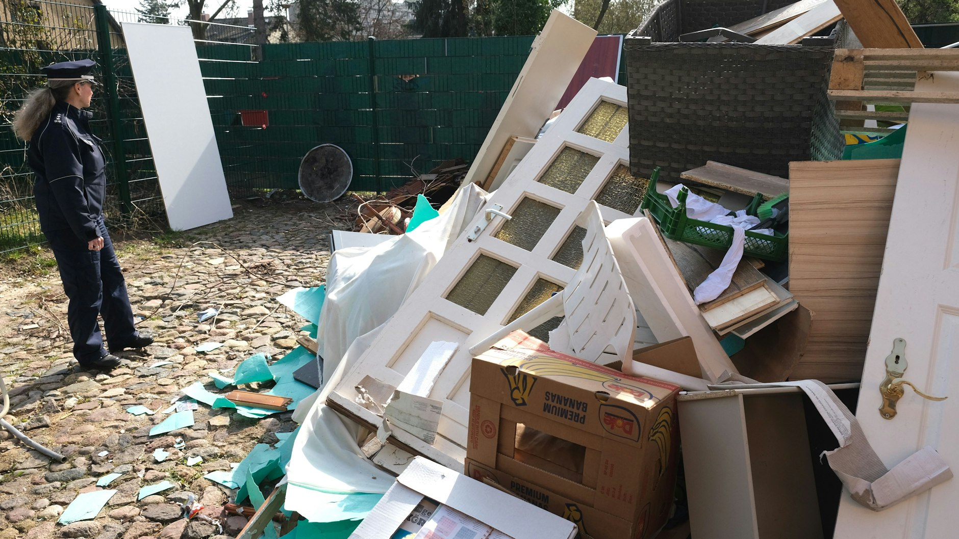 Herausgerissene Türen, Holzplatten: Viel Sperrmüll türmte sich im Garten der Clan-Villa.&nbsp;