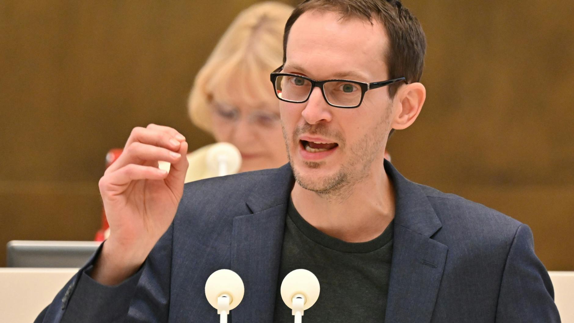 Benjamin Raschke (Bündnis 90/Die Grünen) spricht im Brandenburger Landtag.