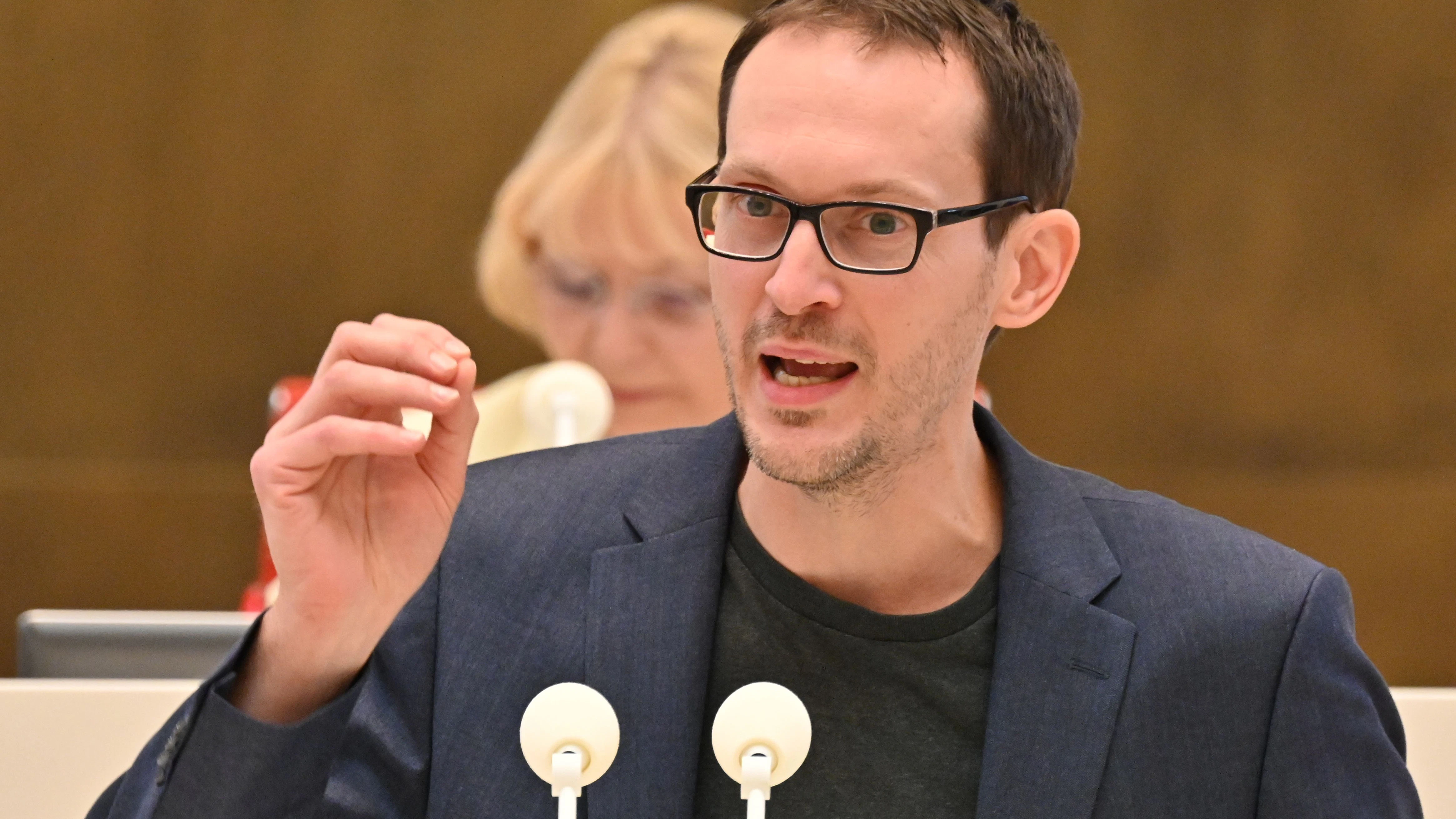 Benjamin Raschke (Bündnis 90/Die Grünen) spricht im Brandenburger Landtag.