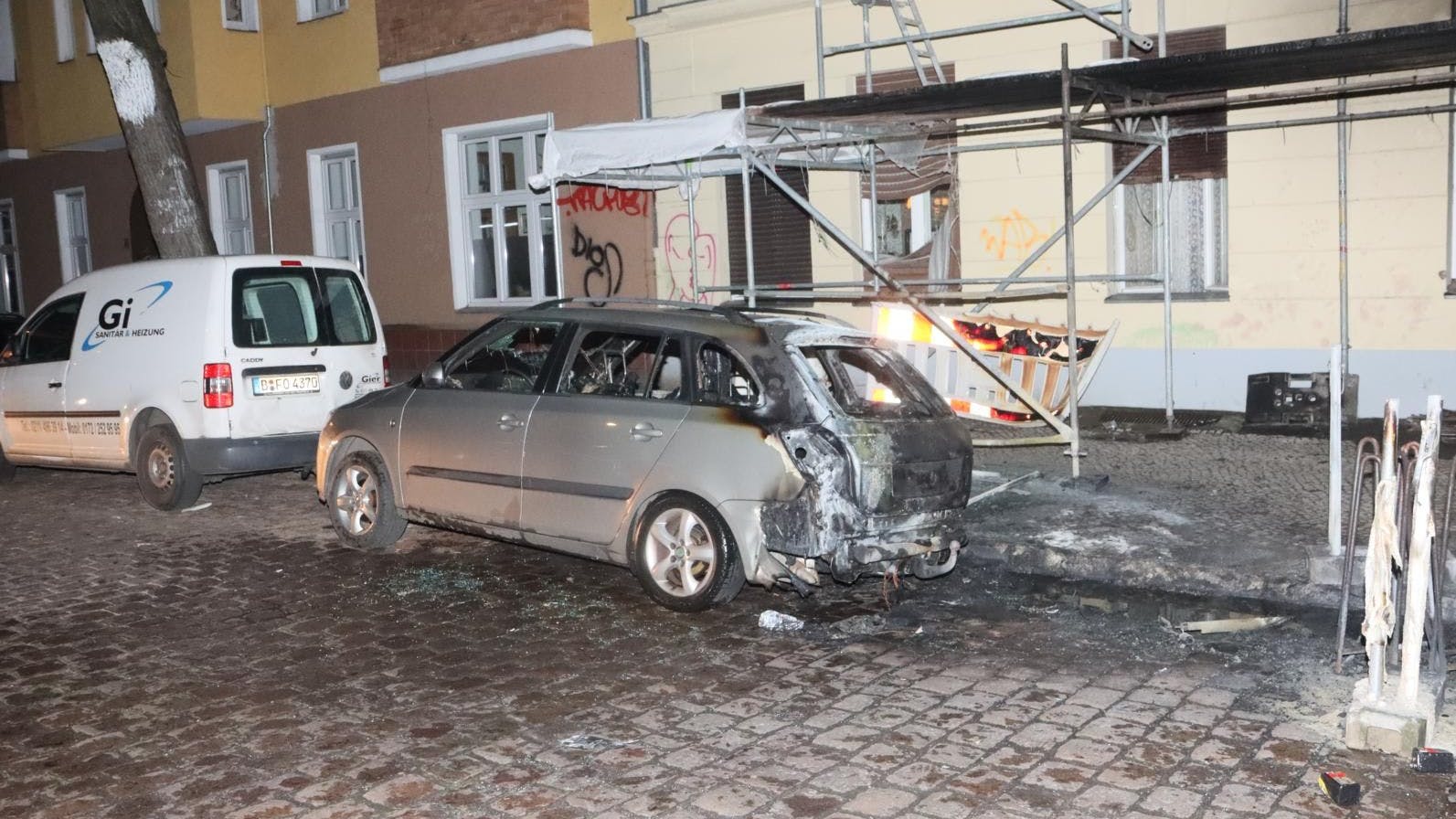 In Neukölln brannte es an einer Baustelle, ein daneben geparkter Skoda konnte nicht gerettet werden.