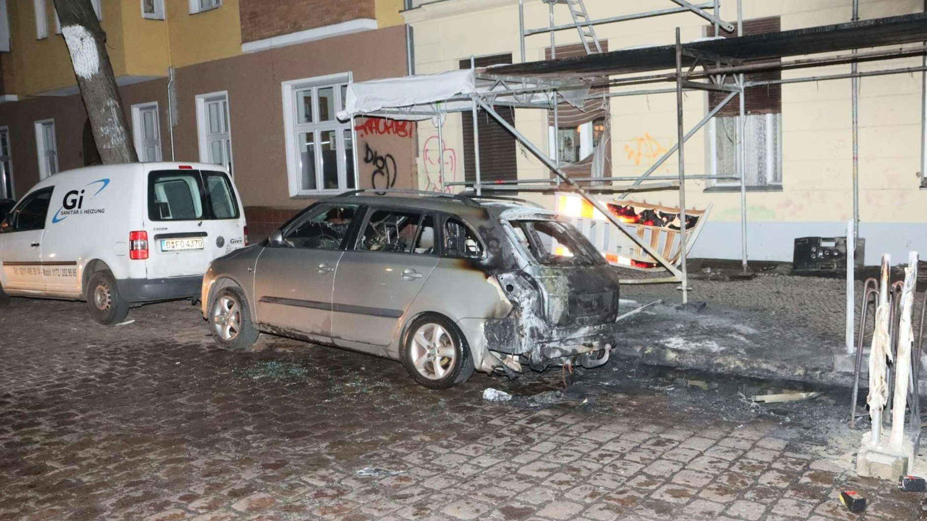 In Neukölln brannte es an einer Baustelle, ein daneben geparkter Skoda konnte nicht gerettet werden.