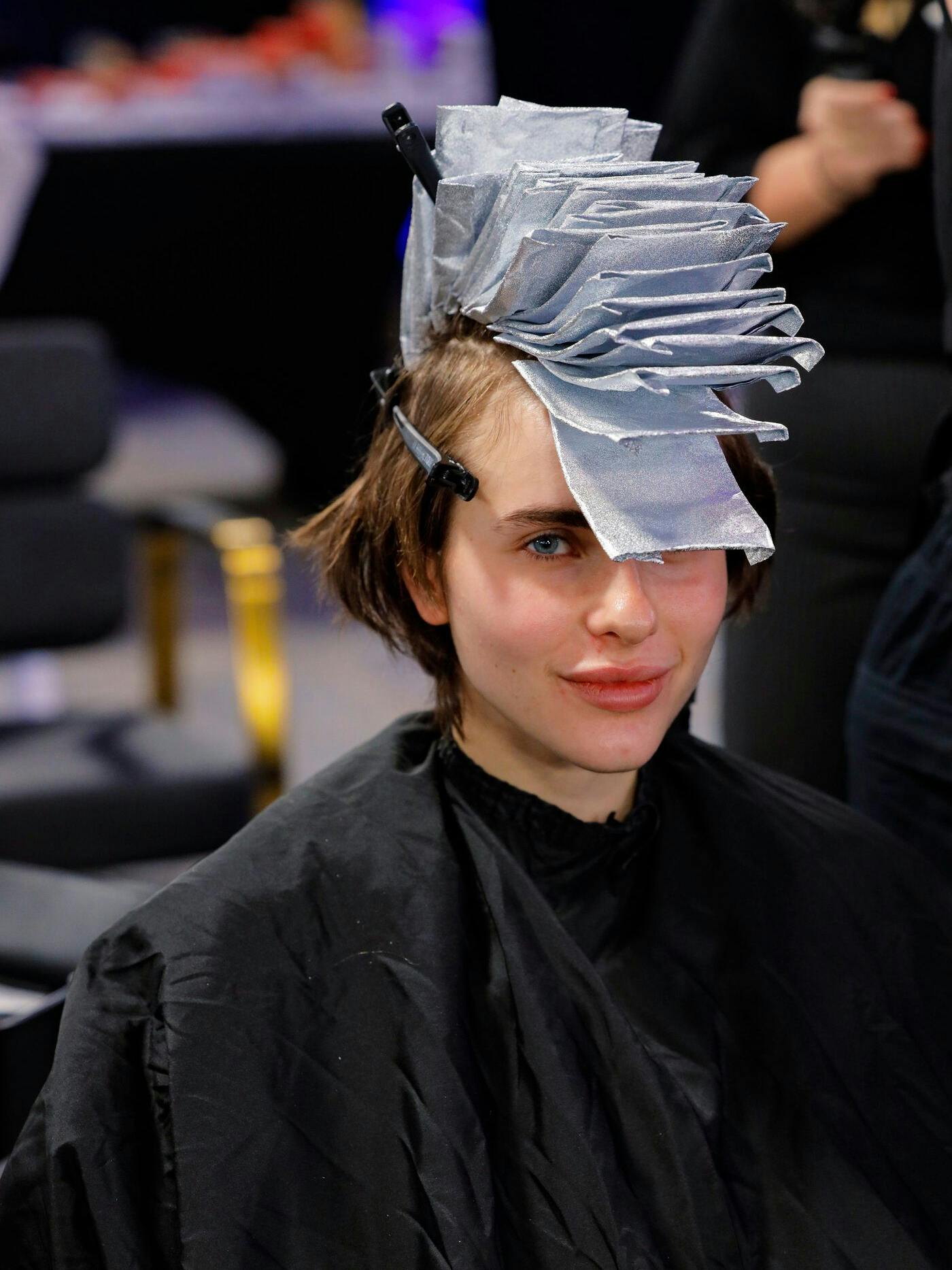 Mare werden die Haare gefärbt.