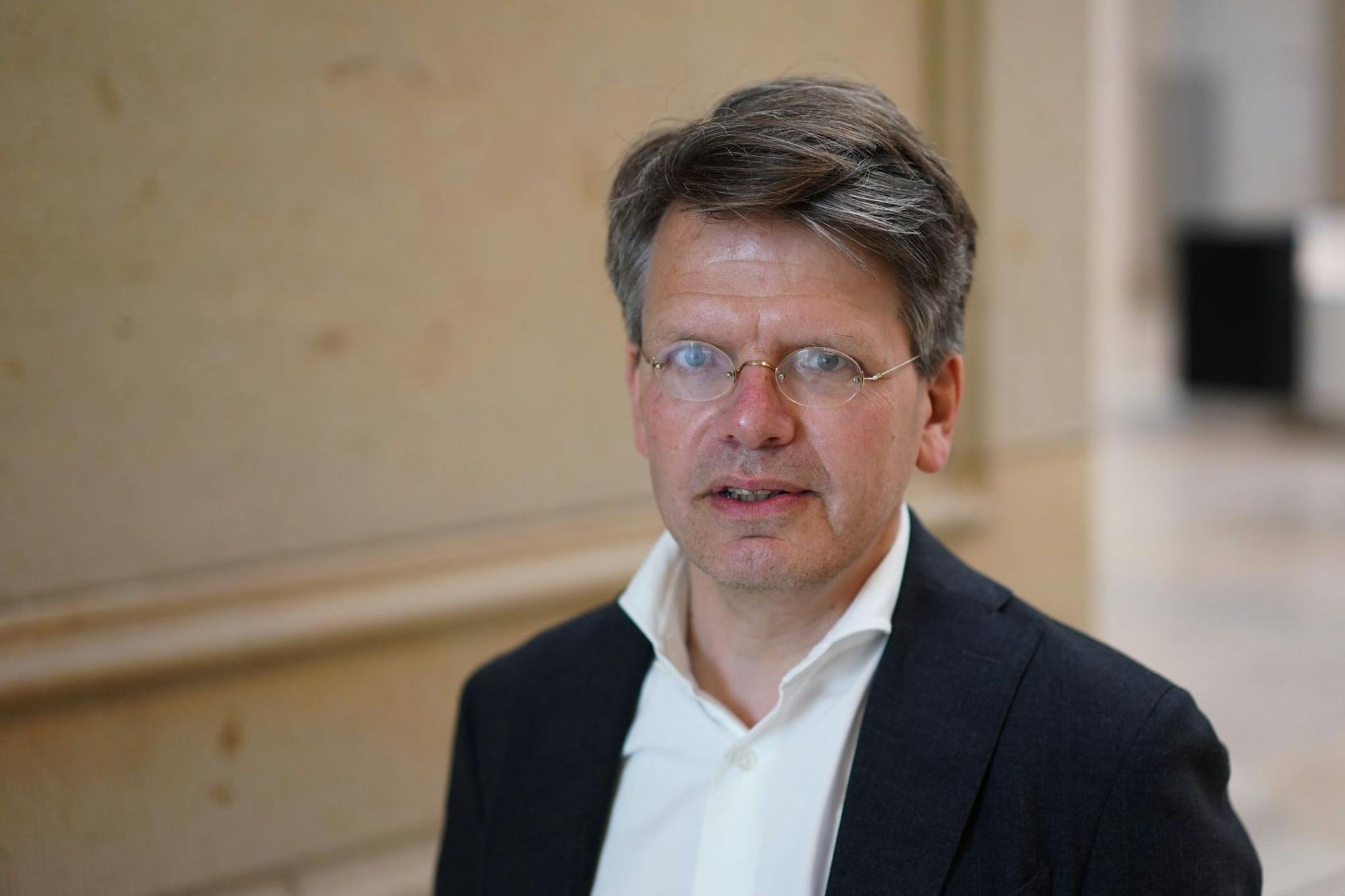 Der Berliner Rechtswissenschaftler Christoph Möllers hat im Auftrag von Kulturstaatsministerin Claudia Roth ein Gutachten erstellt.