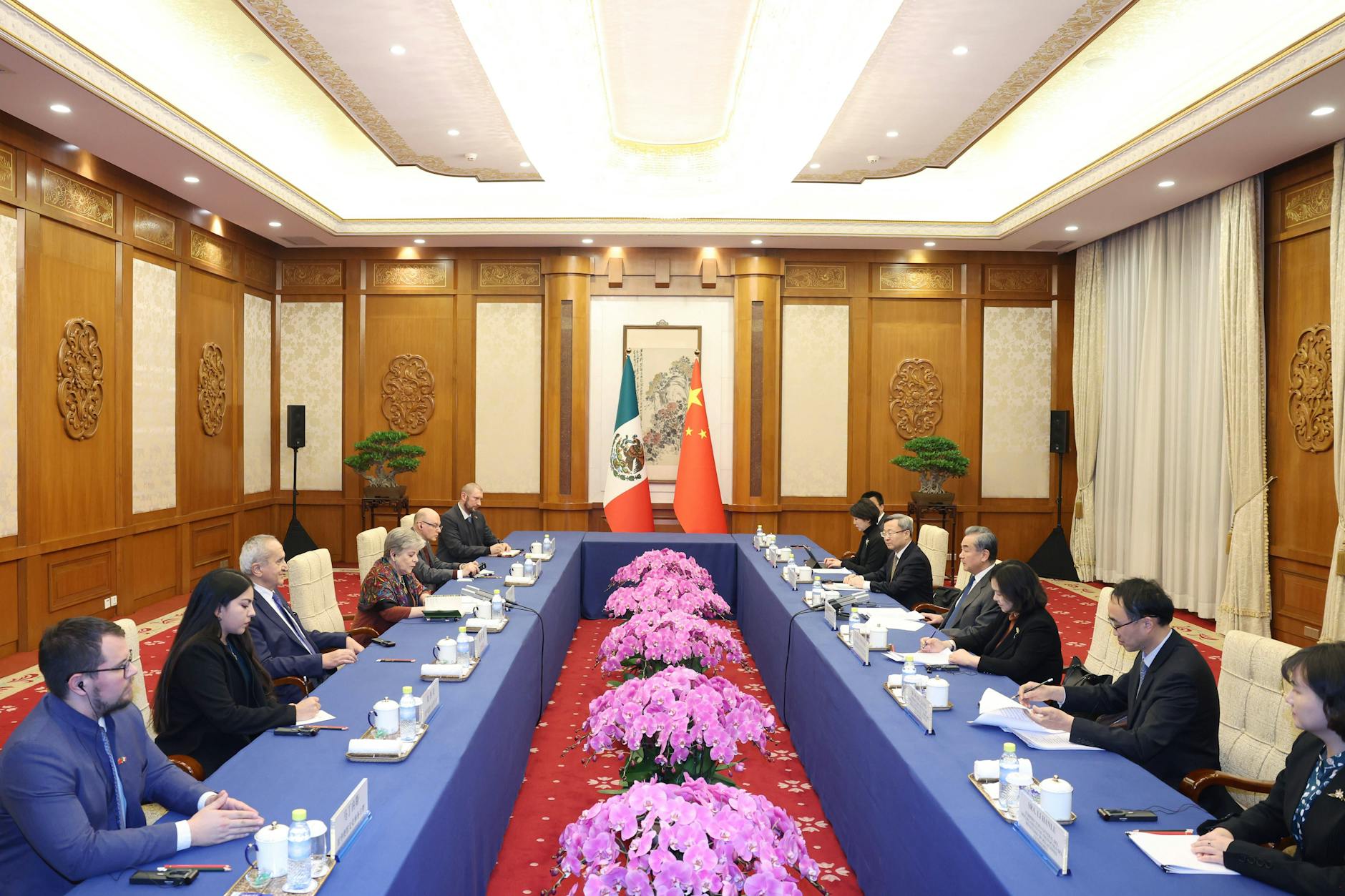 Der Außenminister Chinas Wang Yi und die Außenministerin Mexikos Alicia Barcena bei einem Treffen in Peking, 2023.