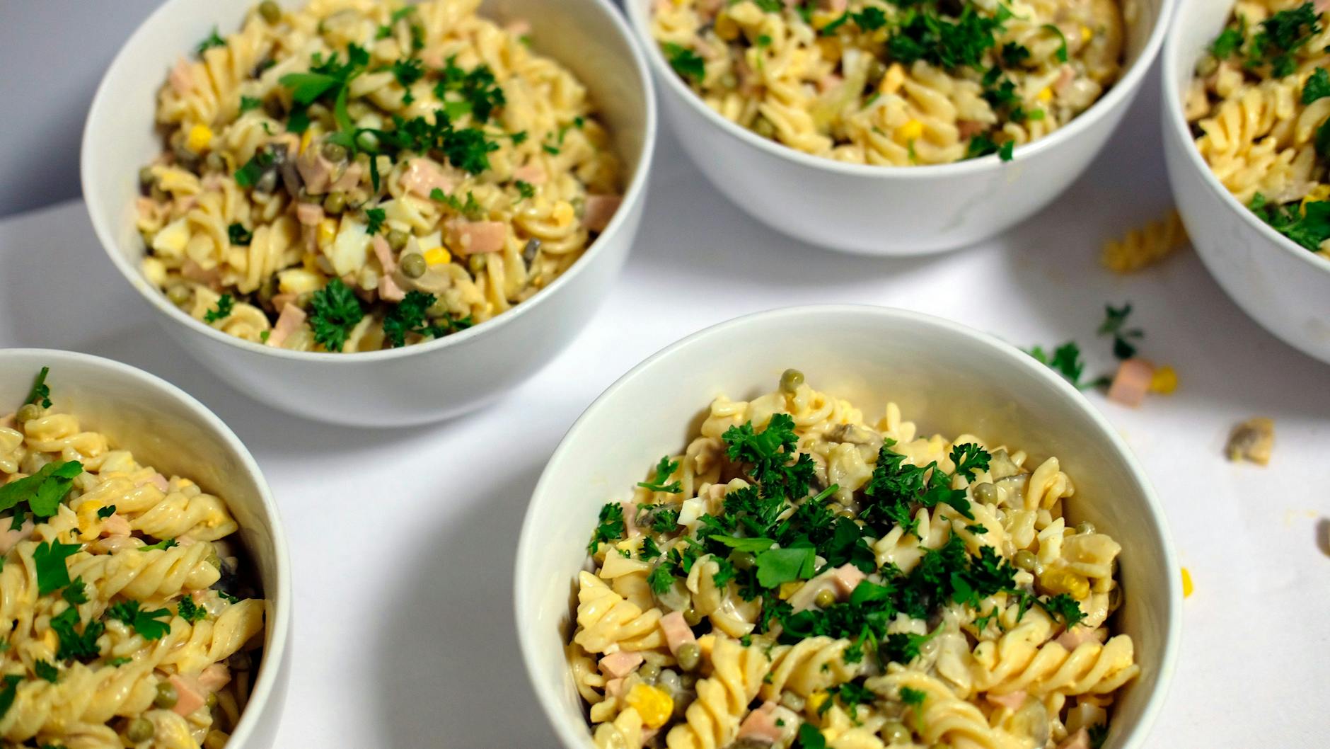 Leckerer Nudelsalat gehört zu einem gelungenen Grillabend. Doch: Es muss nicht immer das schwierigste Rezept sein.
